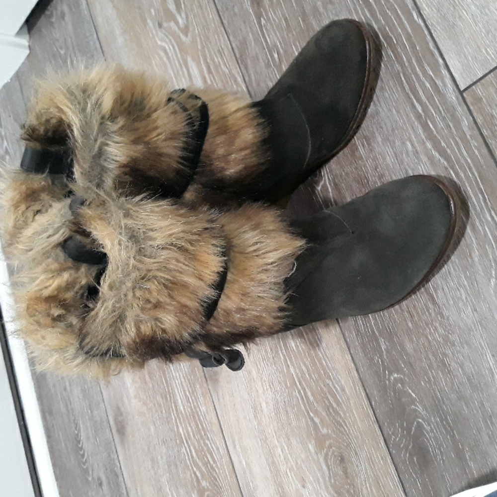Bullboxer dark brown suede wedge snow boots. Size 9